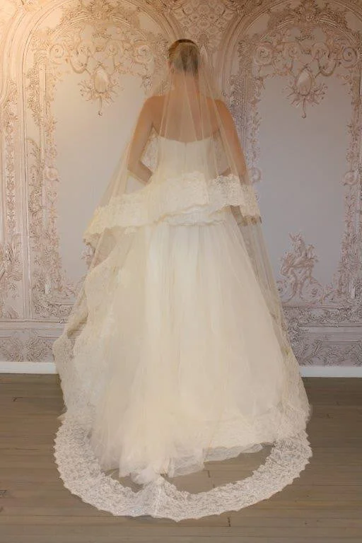 Monique Lhuillier Whisper with veil